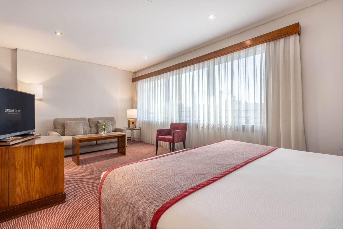 Eurostars Suites Mirasierra Madri Exterior foto A room at the hotel