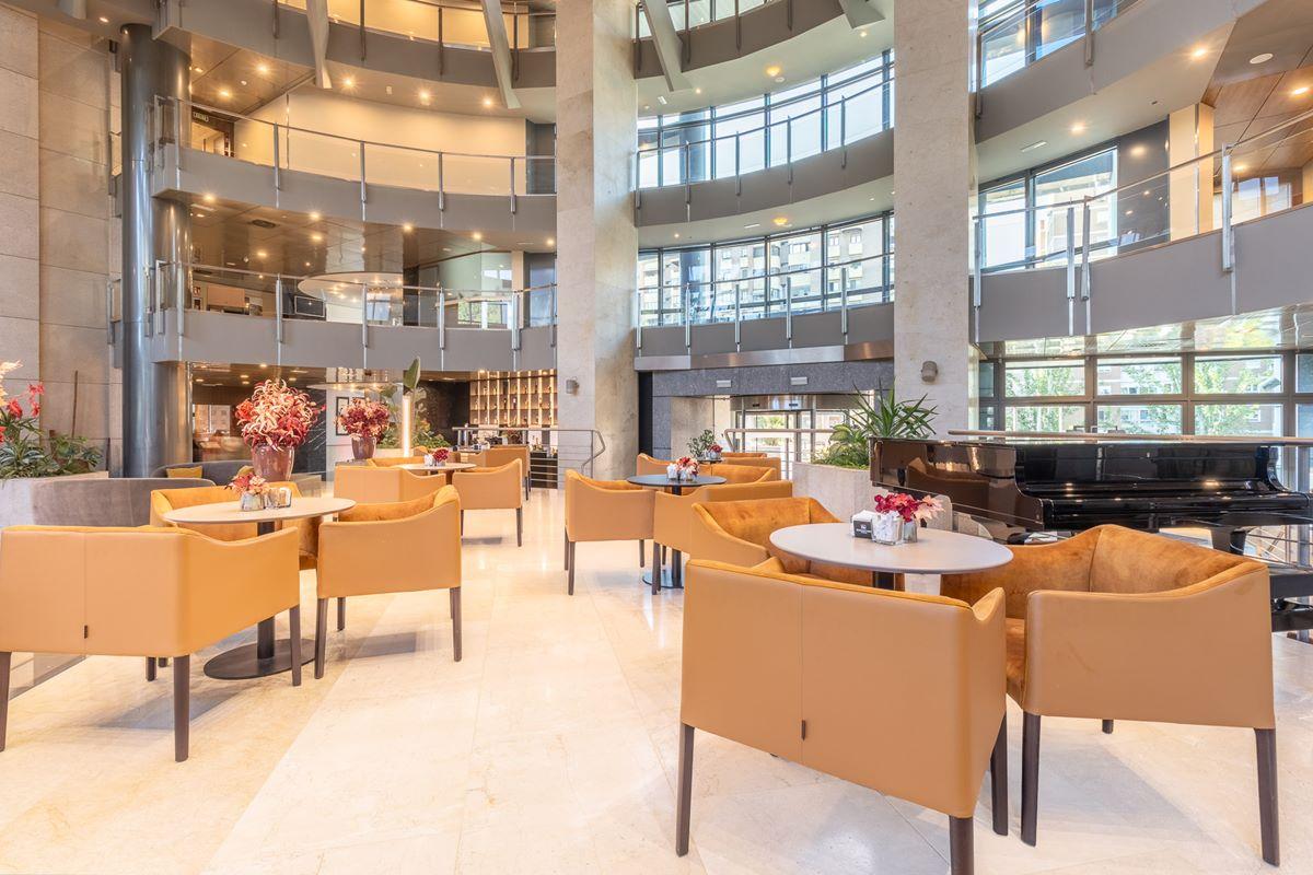 Eurostars Suites Mirasierra Madri Exterior foto The lounge at the airport
