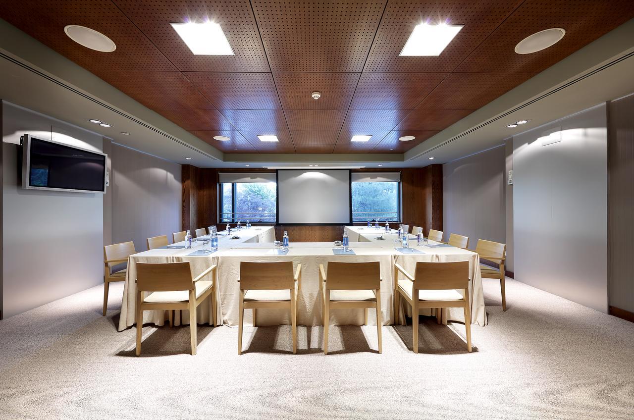 Eurostars Suites Mirasierra Madri Exterior foto A meeting room at the University of Oxford