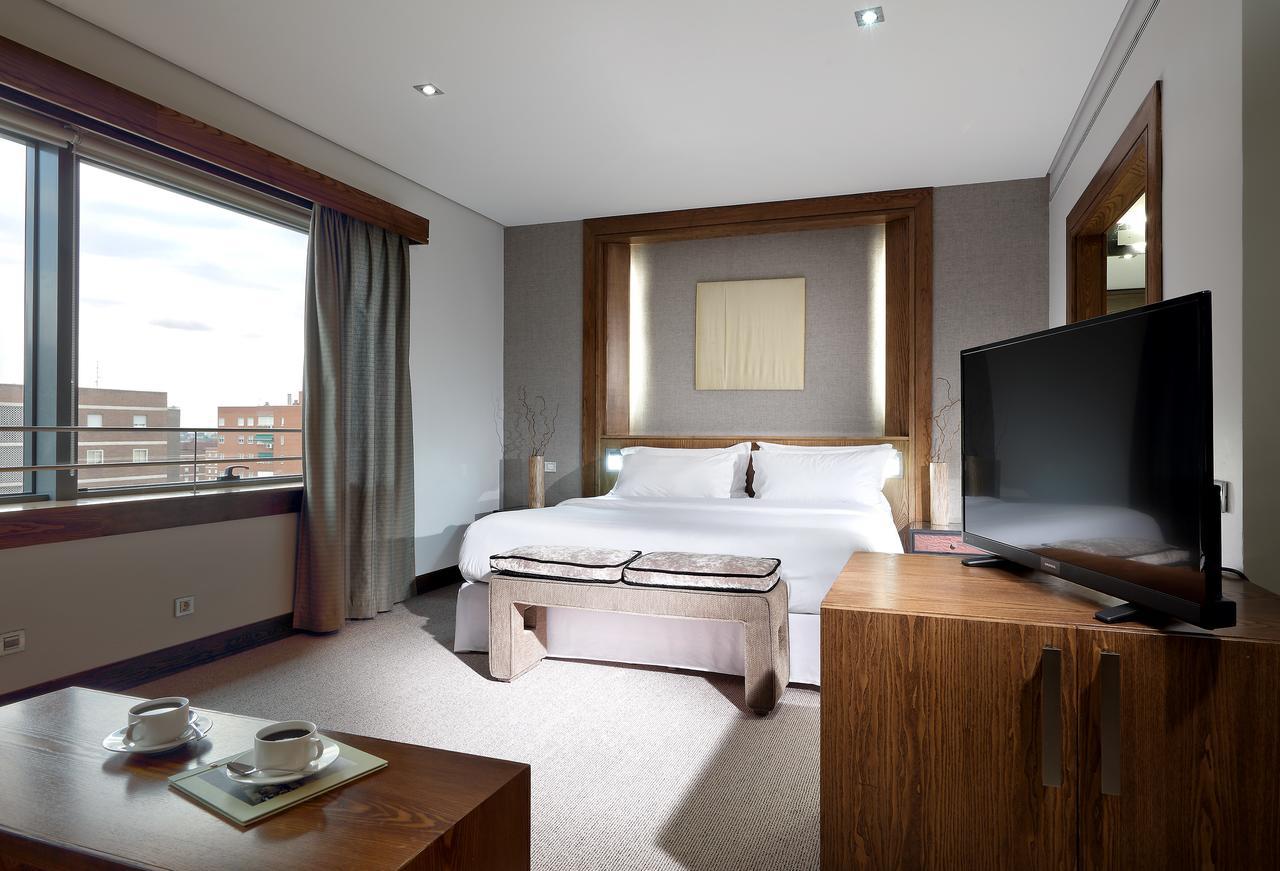Eurostars Suites Mirasierra Madri Exterior foto A room at the hotel