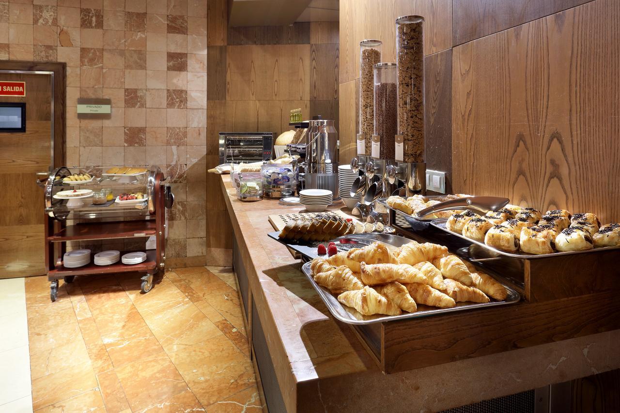 Eurostars Suites Mirasierra Madri Exterior foto A breakfast buffet at a hotel