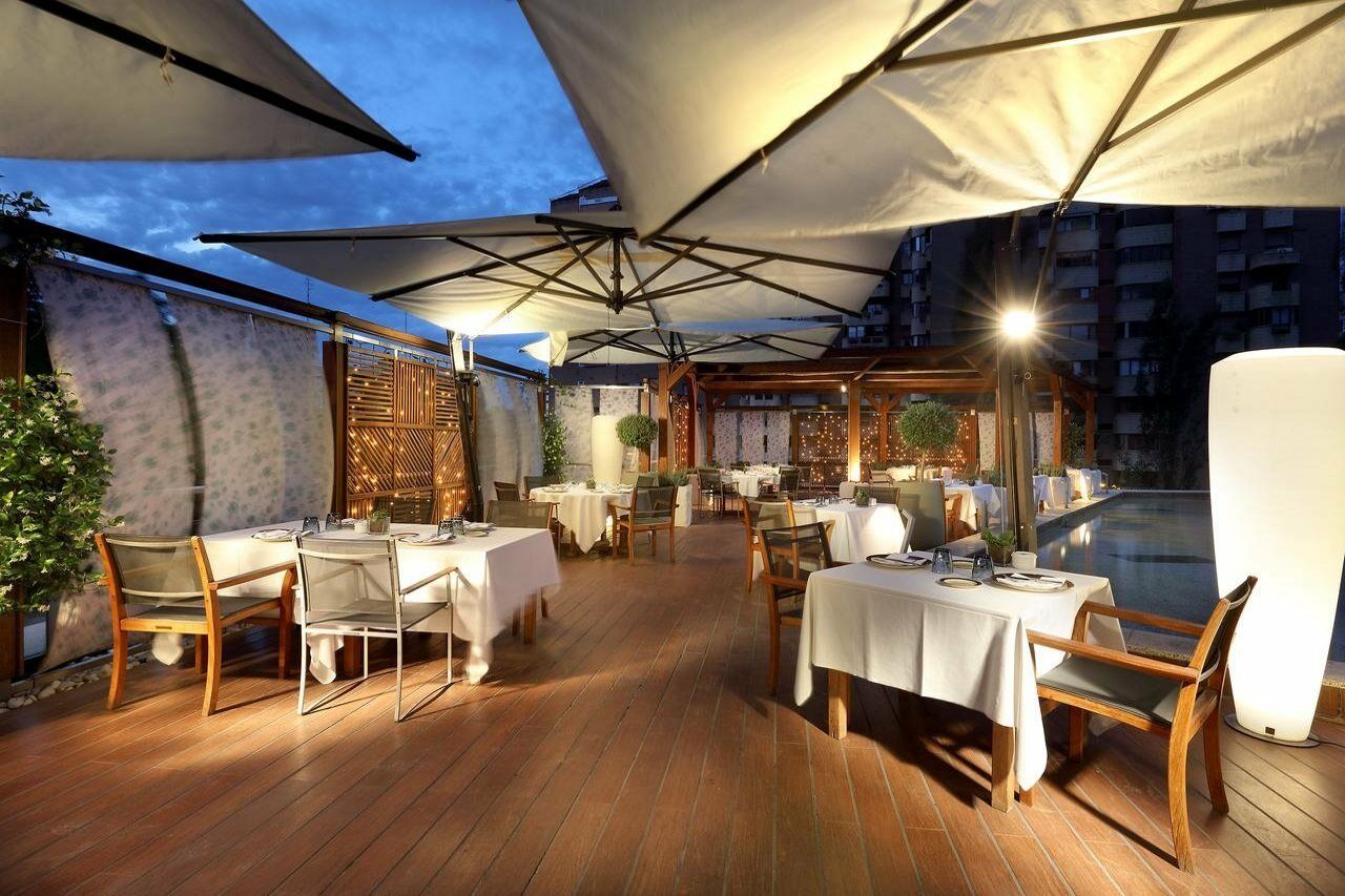 Eurostars Suites Mirasierra Madri Exterior foto Restaurant in Athens