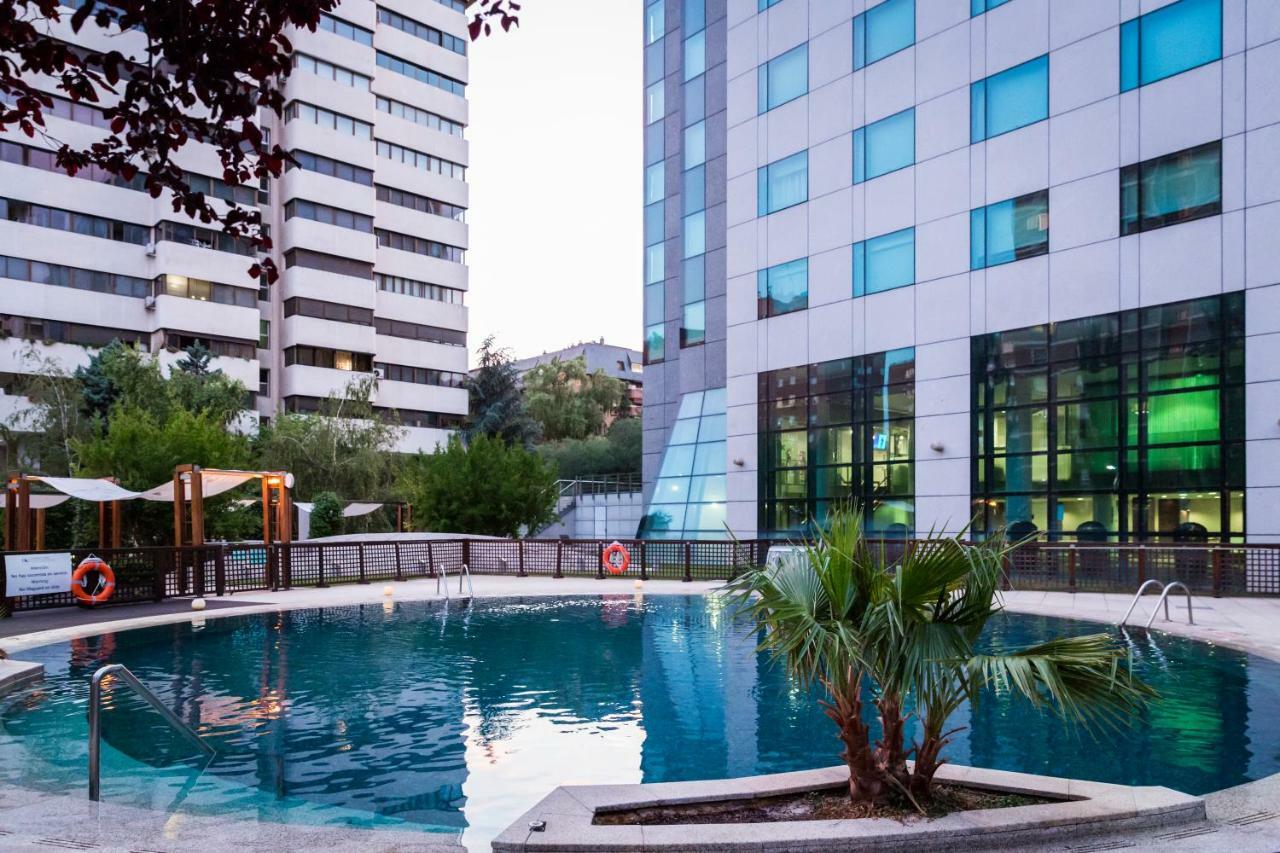 Eurostars Suites Mirasierra Madri Exterior foto The pool at the hotel